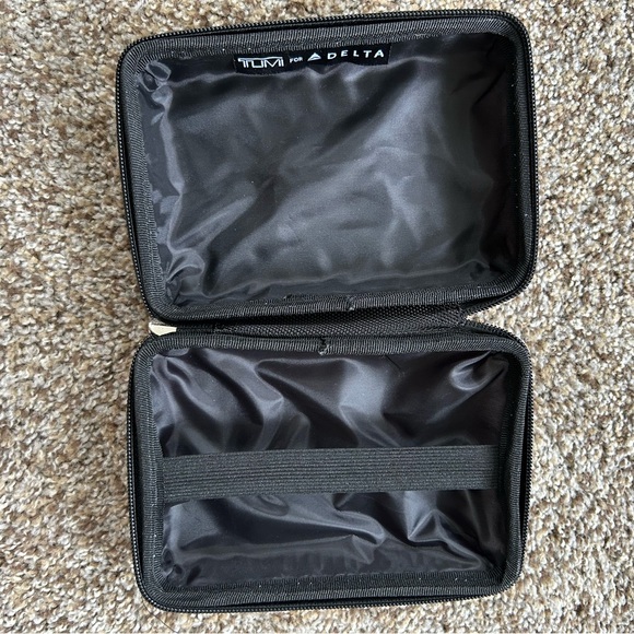 Tumi hard shell travel case - Picture 2 of 2